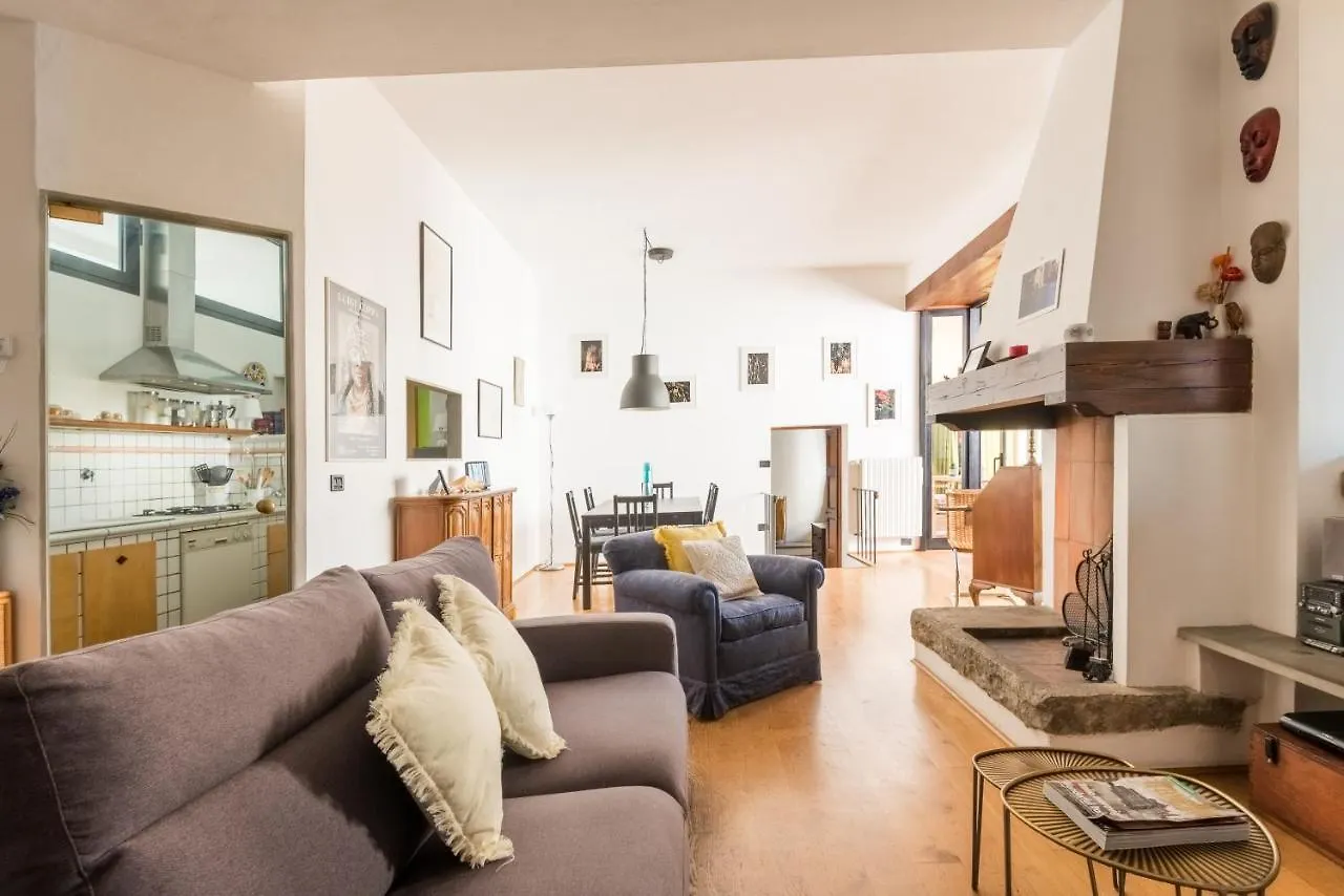 Refined Flat With Private Loggia In San Frediano Apartment Florence