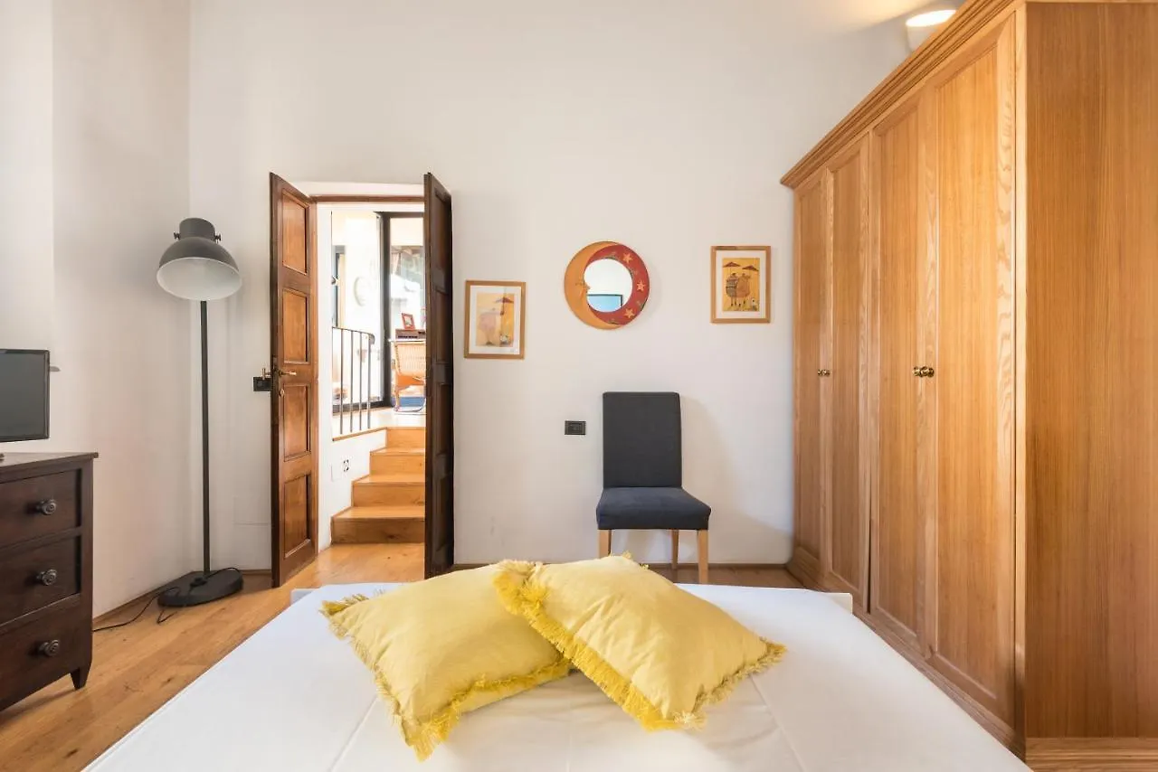 Refined Flat With Private Loggia In San Frediano Apartment Florence Italy