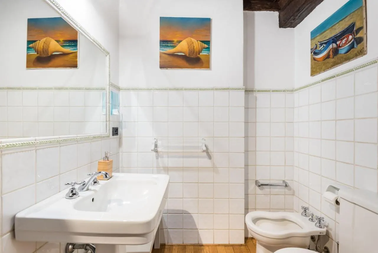 Refined Flat With Private Loggia In San Frediano Apartment Florence Italy