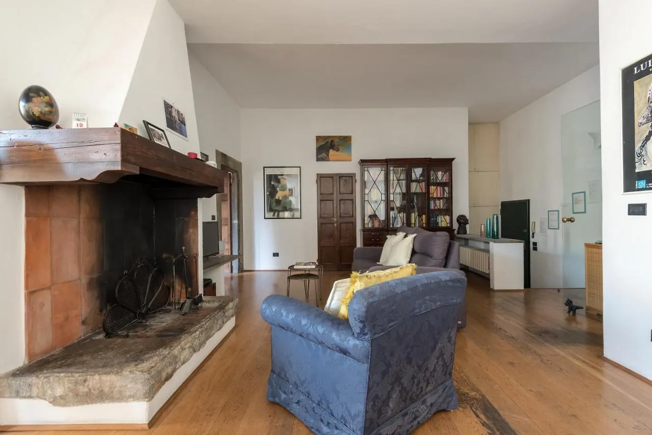 Refined Flat With Private Loggia In San Frediano Apartment Florence