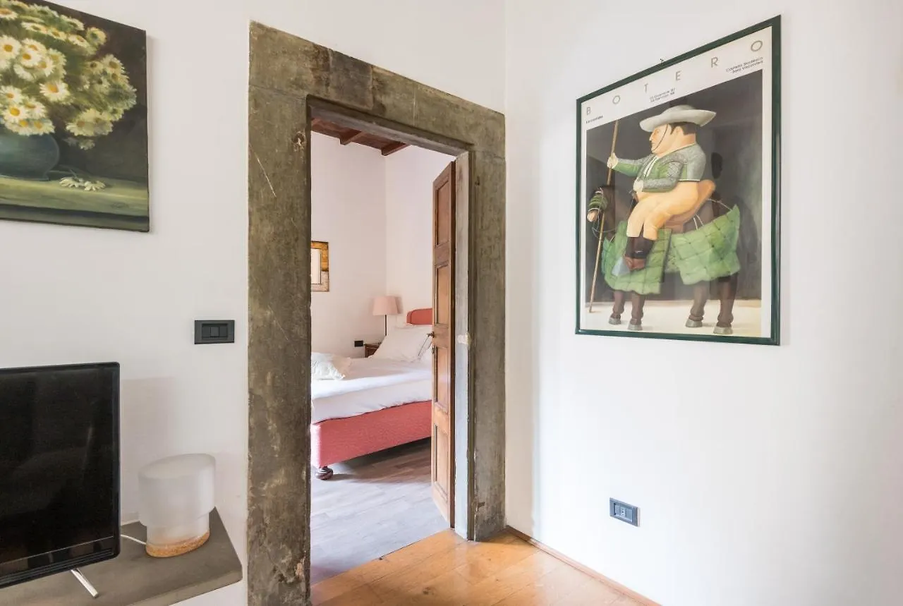 Refined Flat With Private Loggia In San Frediano Apartment Florence