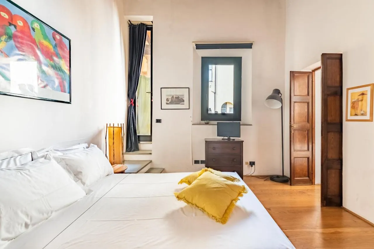 Refined Flat With Private Loggia In San Frediano Apartment Florence