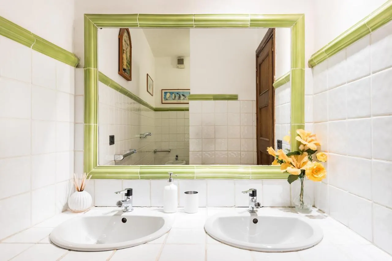 Refined Flat With Private Loggia In San Frediano Apartment Florence