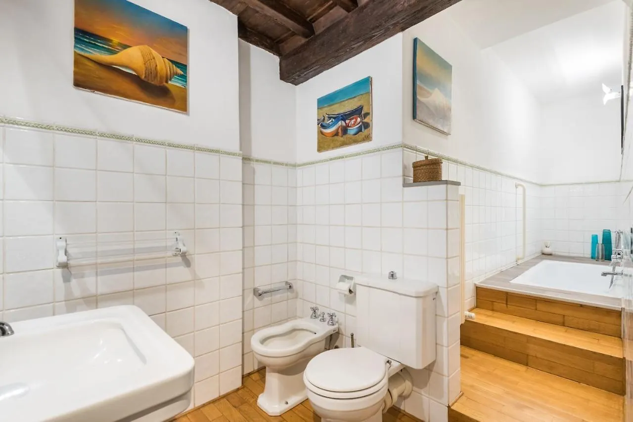 Refined Flat With Private Loggia In San Frediano Apartment Florence