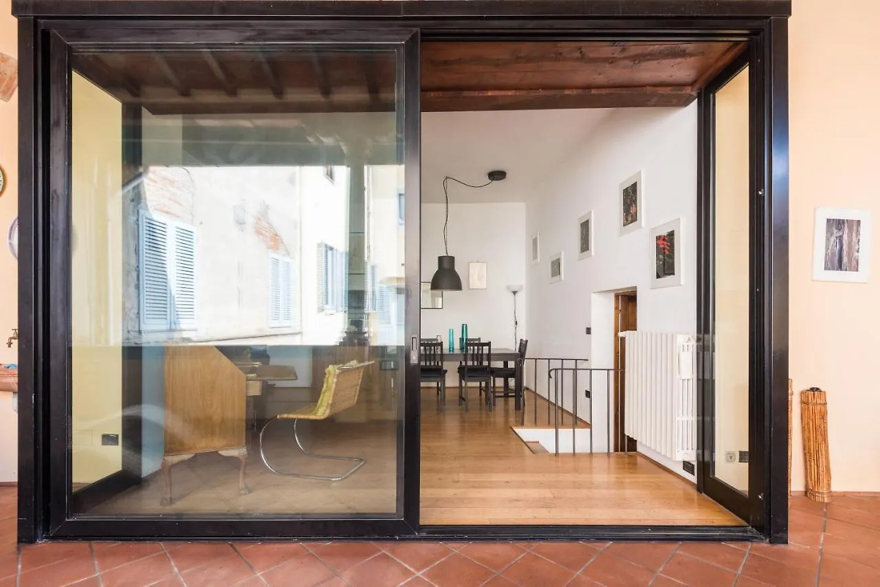 Refined Flat With Private Loggia In San Frediano Apartment Florence