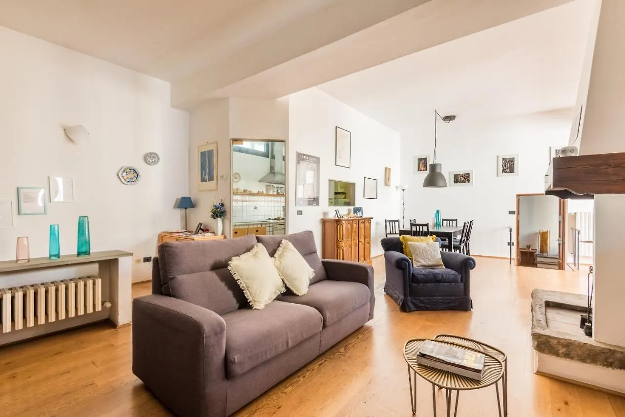 Refined Flat With Private Loggia In San Frediano Apartment Florence