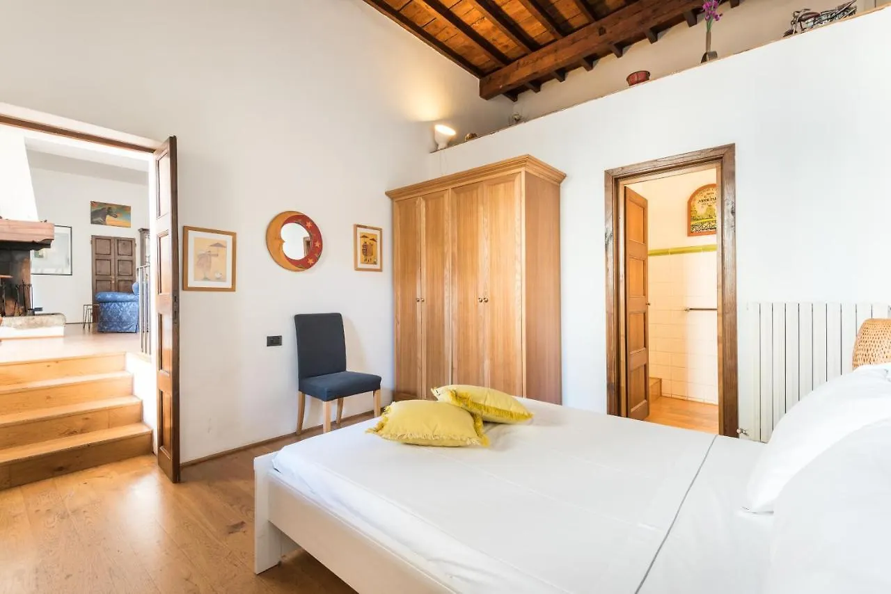 Refined Flat With Private Loggia In San Frediano Apartment Florence