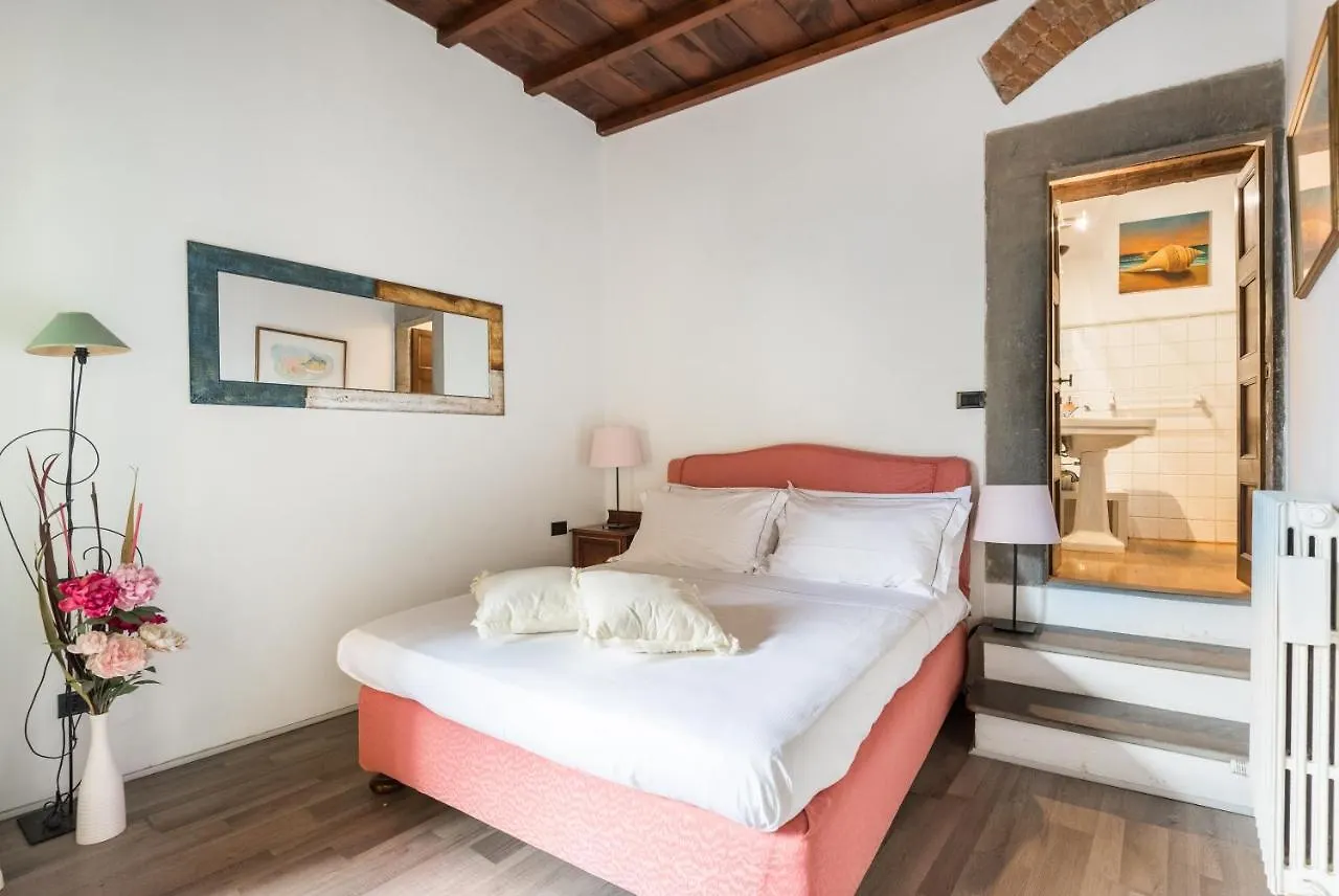 Refined Flat With Private Loggia In San Frediano Apartment Florence