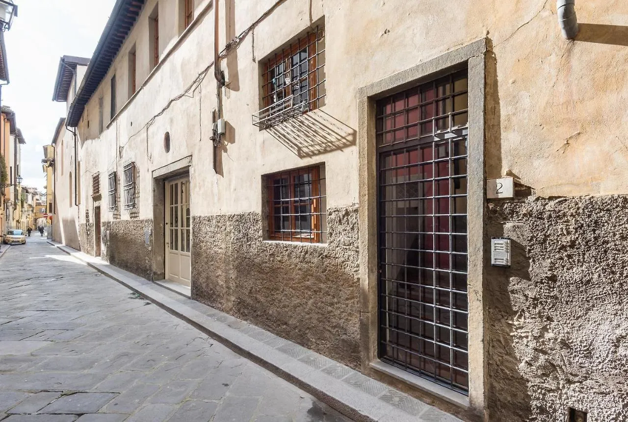 Refined Flat With Private Loggia In San Frediano contacts