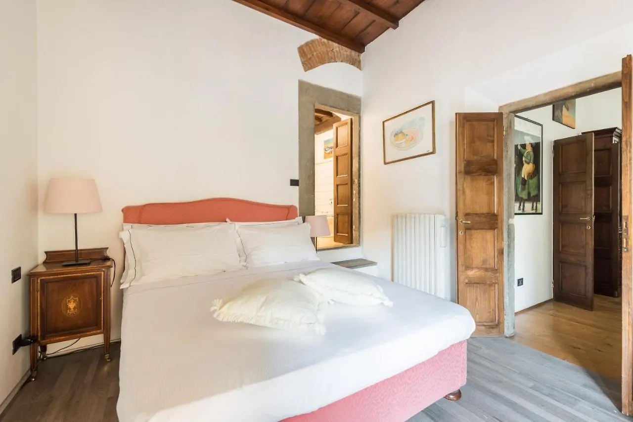 Refined Flat With Private Loggia In San Frediano Appartement Florence